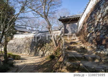 本丸の城壁と東御門（備中松山城） 110073095
