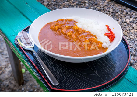 青空の下で食べるカレーライス 青空の下で食べるカレーライス 110073421