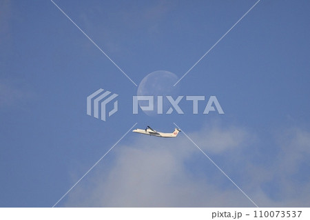 飛行機と月 110073537