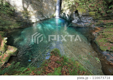 三樽権現の滝 滝壺の景観 (高知県 土佐町) 三樽権現の滝 滝壺の景観 (高知県 土佐町) 110073718
