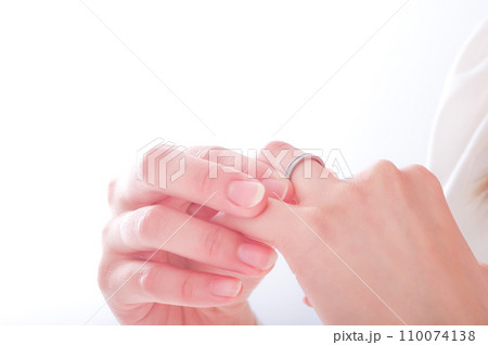 薬指の指輪をさわる若い女性 110074138