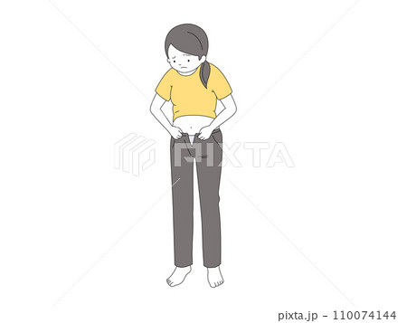 ズボンが閉まらなくて困っている女性 ズボンが閉まらなくて困っている女性 110074144