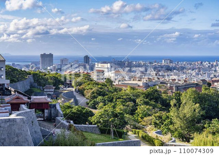 青空と首里城　東のアザナからの風景　俯瞰　沖縄県那覇市 110074309