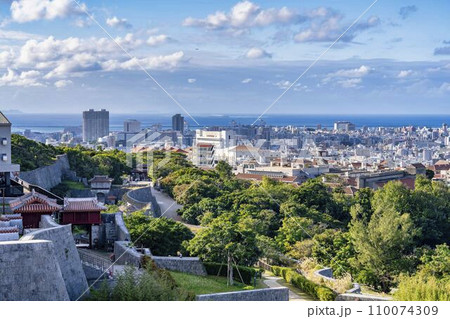 青空と首里城 東のアザナからの風景 俯瞰 沖縄県那覇市 青空と首里城 東のアザナからの風景 俯瞰 沖縄県那覇市 110074309