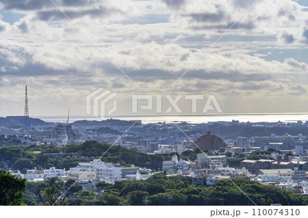 青空と首里城　東のアザナからの風景　俯瞰　沖縄県那覇市 110074310