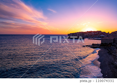 ドブロブニクのバニェビーチと夕焼け 110074331