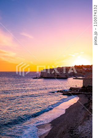 ドブロブニクのバニェビーチと夕焼け 110074332