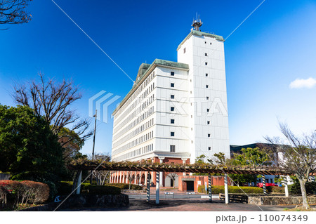 倉敷市役所と晴れた初冬の空1　岡山県倉敷市 110074349