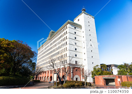 倉敷市役所と晴れた初冬の空2 岡山県倉敷市 倉敷市役所と晴れた初冬の空2 岡山県倉敷市 110074350