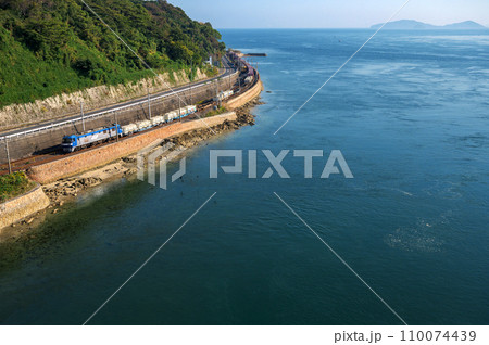 瀬戸内海沿いの山陽本線を走るEF210牽引の貨物列車 瀬戸内海沿いの山陽本線を走るEF210牽引の貨物列車 110074439