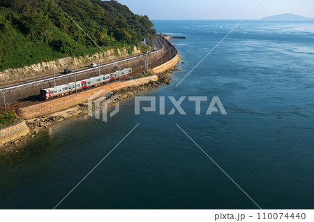 瀬戸内海沿いの山陽本線を走る227系電車　 110074440