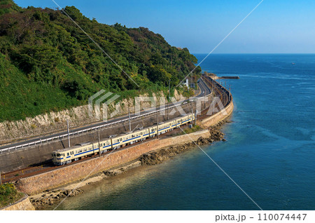 瀬戸内海沿いの山陽本線を走る瀬戸内色の115系 110074447