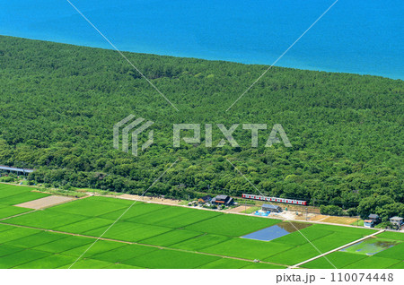 虹の松原の中を走る筑肥線の103系1500番台 110074448