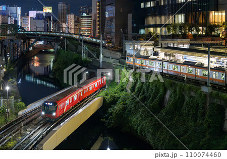 御茶ノ水を走る中央本線と東京メトロ丸の内線 110074460