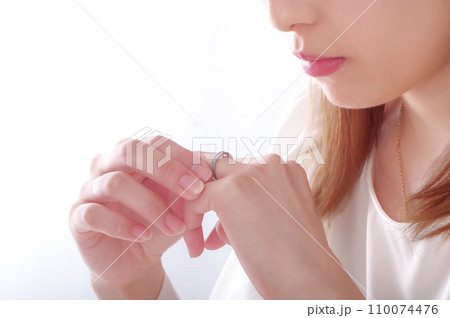 薬指の指輪をみて喜ぶ女性 110074476