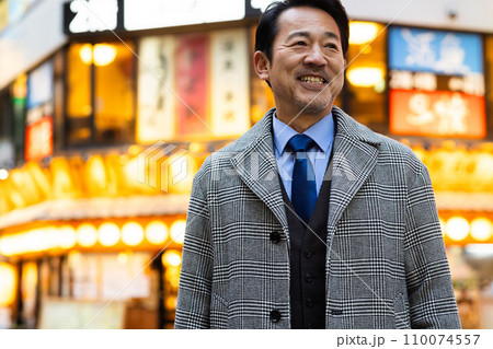 会社帰りに寄り道するビジネスマン 110074557