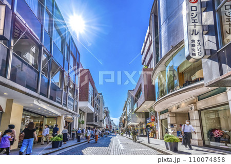 横浜の都市風景 横浜元町ショッピングストリート 横浜の都市風景 横浜元町ショッピングストリート 110074858