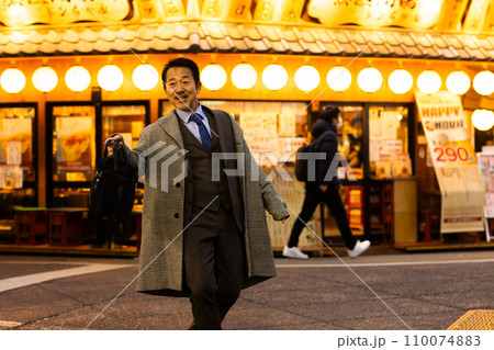 夜の繁華街で酔うスーツの男性 110074883