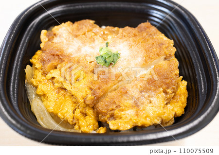 美味しいかつ丼弁当 110075509