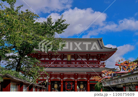 【東京】浅草寺、赤い大きな提灯や龍の彫刻、仲見世商店街、海外からお越しの方も多く賑わっていました。 【東京】浅草寺、赤い大きな提灯や龍の彫刻、仲見世商店街、海外からお越しの方も多く賑わっていました。 110075609