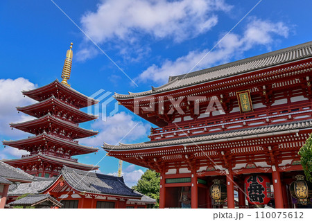 【東京】浅草寺、赤い大きな提灯や龍の彫刻、仲見世商店街、海外からお越しの方も多く賑わっていました。 110075612