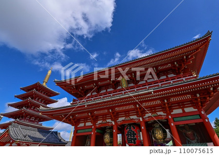 【東京】浅草寺、赤い大きな提灯や龍の彫刻、仲見世商店街、海外からお越しの方も多く賑わっていました。 110075615