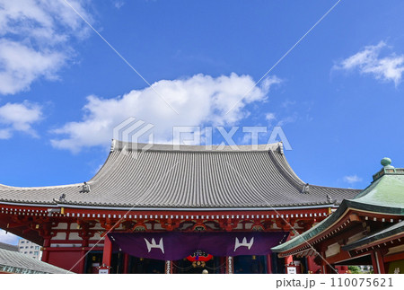 【東京】浅草寺、赤い大きな提灯や龍の彫刻、仲見世商店街、海外からお越しの方も多く賑わっていました。 【東京】浅草寺、赤い大きな提灯や龍の彫刻、仲見世商店街、海外からお越しの方も多く賑わっていました。 110075621