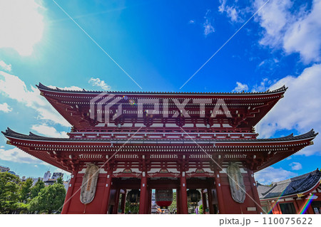 【東京】浅草寺、赤い大きな提灯や龍の彫刻、仲見世商店街、海外からお越しの方も多く賑わっていました。 【東京】浅草寺、赤い大きな提灯や龍の彫刻、仲見世商店街、海外からお越しの方も多く賑わっていました。 110075622