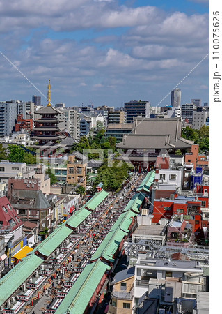 【東京】浅草寺、赤い大きな提灯や龍の彫刻、仲見世商店街、海外からお越しの方も多く賑わっていました。 110075626