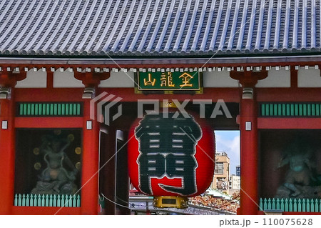 【東京】浅草寺、赤い大きな提灯や龍の彫刻、仲見世商店街、海外からお越しの方も多く賑わっていました。 【東京】浅草寺、赤い大きな提灯や龍の彫刻、仲見世商店街、海外からお越しの方も多く賑わっていました。 110075628