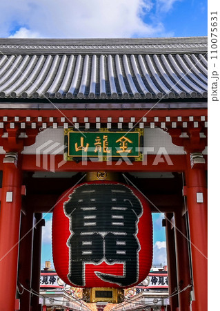 【東京】浅草寺、赤い大きな提灯や龍の彫刻、仲見世商店街、海外からお越しの方も多く賑わっていました。 110075631