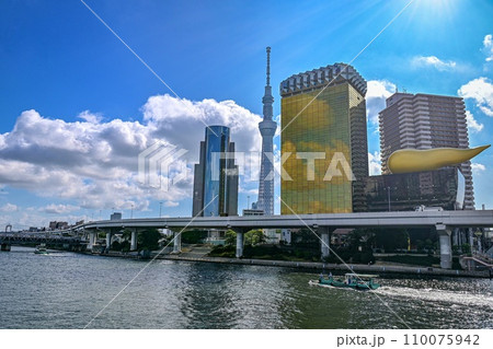 【東京】東京スカイツリーが見える風景。青空とともにとても綺麗でした。 110075942