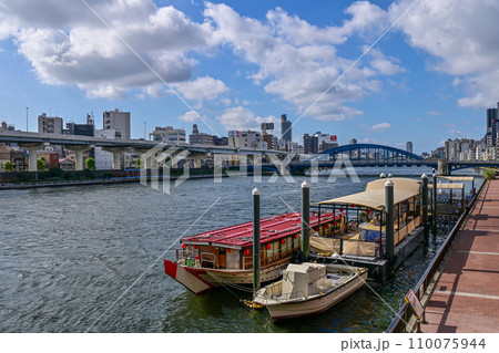 【東京】東京スカイツリーが見える風景。青空とともにとても綺麗でした。 【東京】東京スカイツリーが見える風景。青空とともにとても綺麗でした。 110075944
