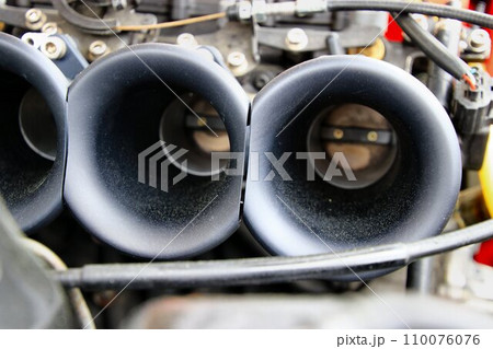 吸気ファンネルを付けた4連スロットル・4AGエンジン 110076076