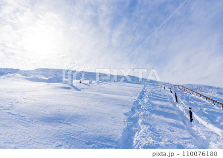 風と雪の造形　青と白の世界　滋賀県、冬の伊吹山山頂の景色　日本百名山 110076180