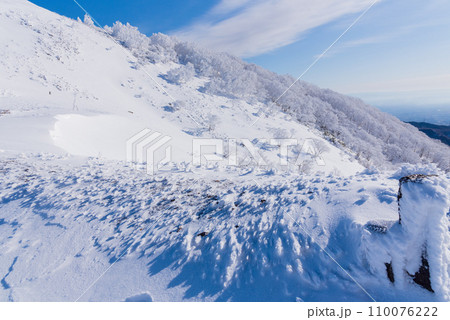 青と白の世界 滋賀県、冬の伊吹山 日本百名山 青と白の世界 滋賀県、冬の伊吹山 日本百名山 110076222
