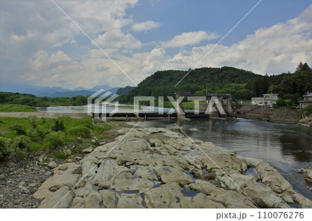 佐貫頭首工の堤体と鬼怒川 110076276