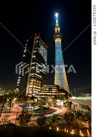 【東京】ライトアップされた夜の東京スカイツリー 110076305