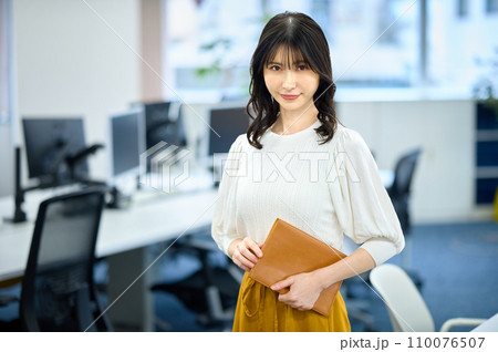 オフィスで働くビジネスカジュアルの若い女性 110076507