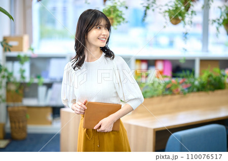 オフィスで働くビジネスカジュアルの若い女性 110076517