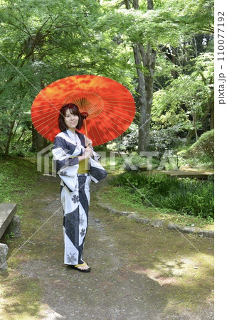 浴衣を着た若い女性のポートレート 110077192