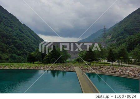 下流から見る御母衣ダムの堤体 110078024