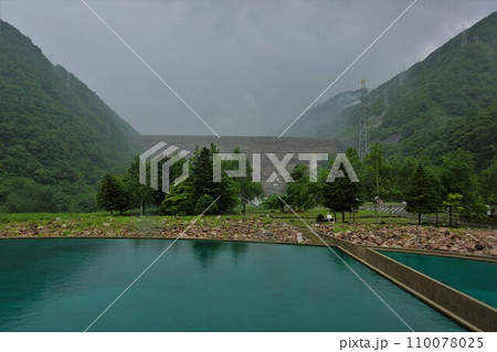 下流から見る御母衣ダムの堤体 110078025