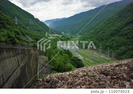 御母衣ダム天端から見る下流 御母衣ダム天端から見る下流 110078028