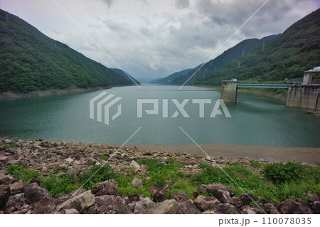 御母衣ダムの堤体と御母衣湖 御母衣ダムの堤体と御母衣湖 110078035