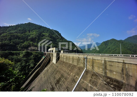 宮川ダムの堤体と青空 110078092