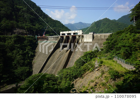 宮川ダムの堤体と青空 110078095