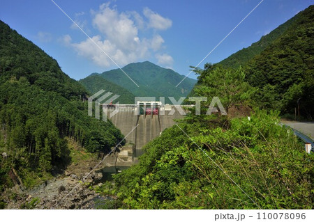宮川ダムの堤体と青空 110078096