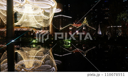 イルミネーションで飾られた水面反射 110078551
