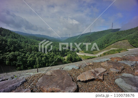 上日川ダム天端から見る下流 上日川ダム天端から見る下流 110078676